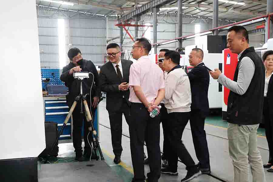 香港鑄造業(yè)總會總理事會成員蒞臨巨高機床指導工作(圖6) 香港鑄造業(yè)總會總理事會成員蒞臨巨高機床指導工作(圖6)