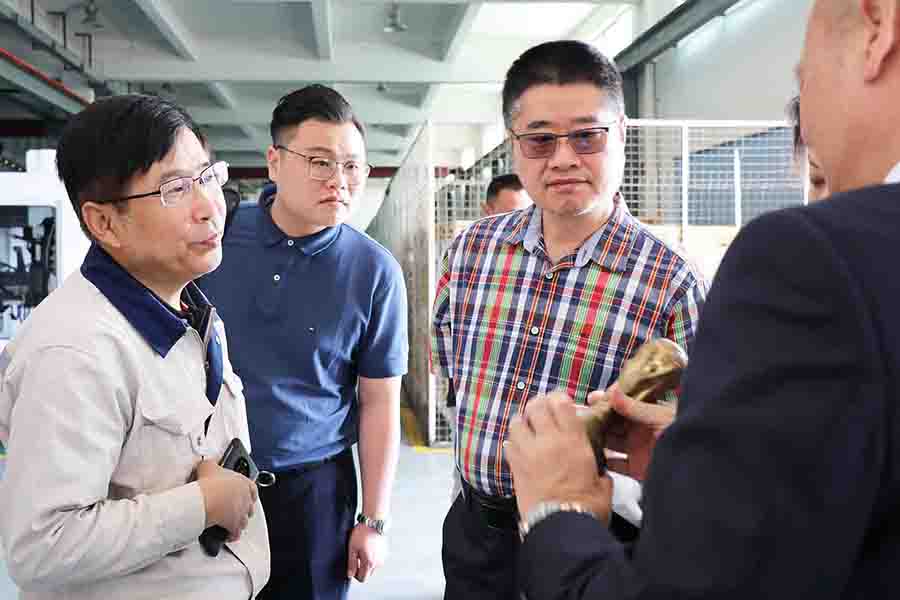 香港鑄造業(yè)總會總理事會成員蒞臨巨高機床指導工作(圖5) 香港鑄造業(yè)總會總理事會成員蒞臨巨高機床指導工作(圖5)